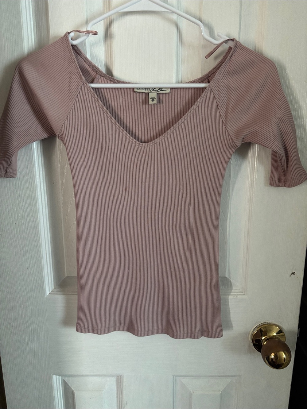 Express Ribbed Short-Sleeve V-Neck Tee in Dusty Mauve